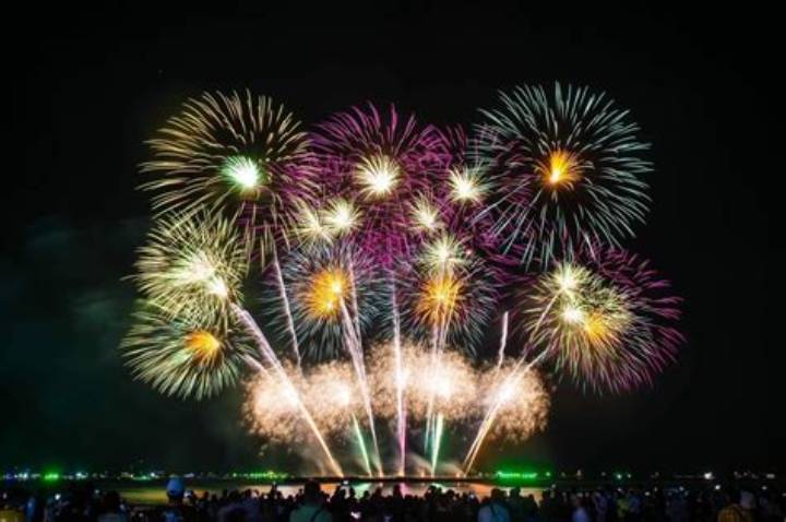 播磨の夜空を彩る大輪の輝き：網干花火大会2023の全貌と地域が護る伝統の現場