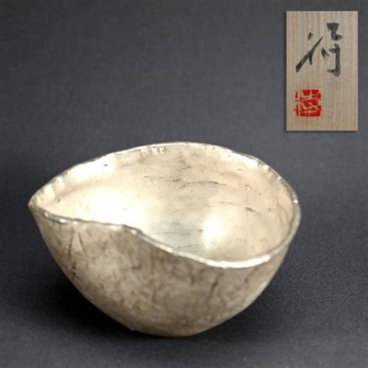 伊藤環の器が映す日常の美学──錆銀彩と白磁に宿る静かな革新
