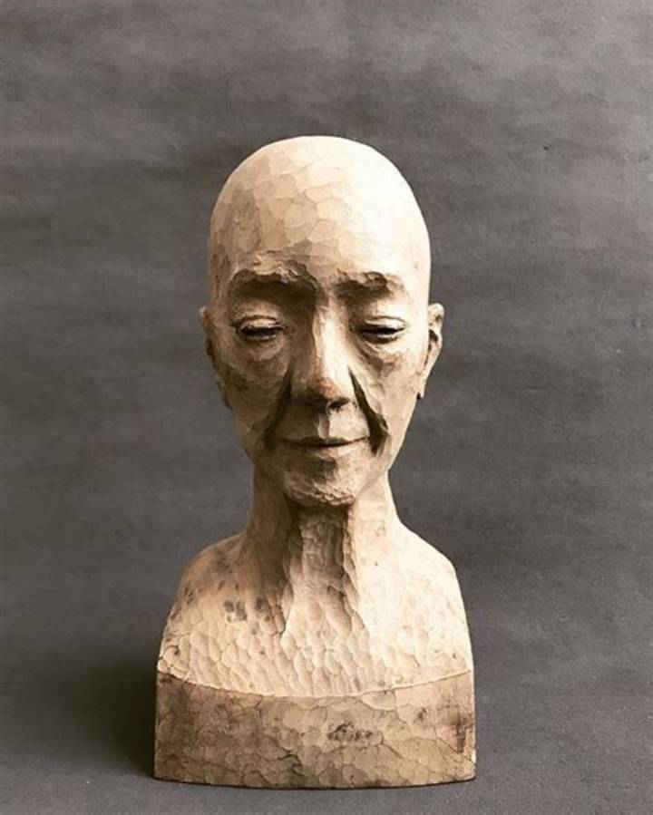 クロ ヌマ タカトシの木彫世界：静寂を刻む造形美と作品の真価