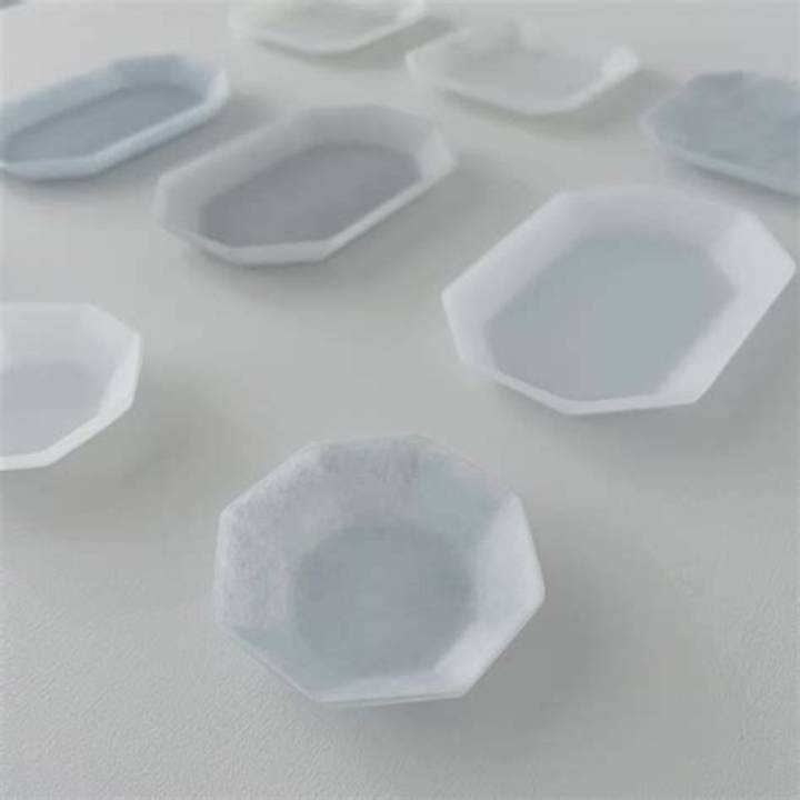 静寂の光を抱くガラス。作家・藤本咲が描くキルンワークの美学と器のゆくえ