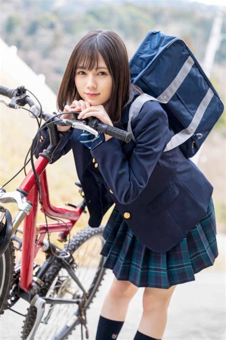 涼森れむの制服姿が魅せる圧倒的存在感 – ファンが語る魅力と背景