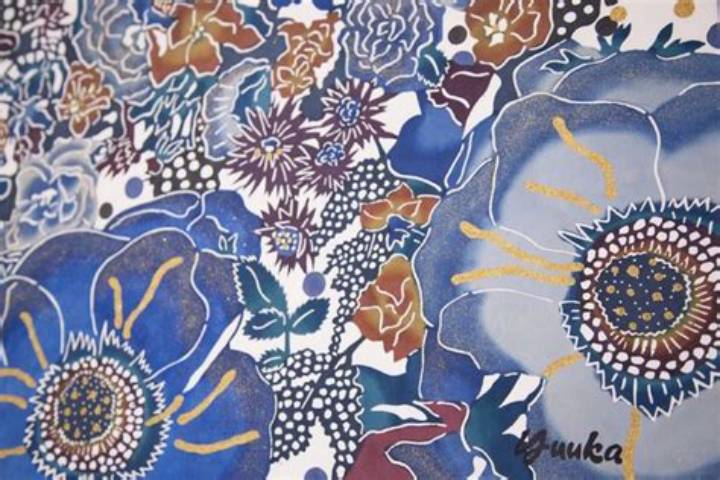 琉球の美を革新する色彩の地平。紅型作家・新垣優香が描く光と風の現代工芸